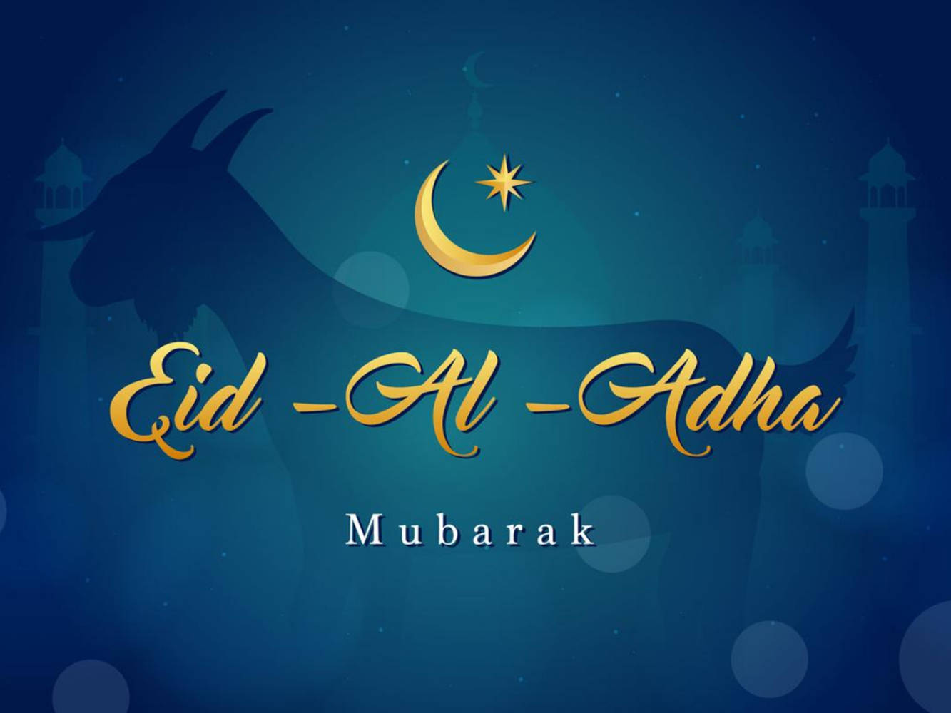 伊斯蘭 桌布 壁紙 — 金色的Eid-Al-Adha文字和新月星星在深藍色夜空中發光，背景有清真寺剪影和山羊剪影。