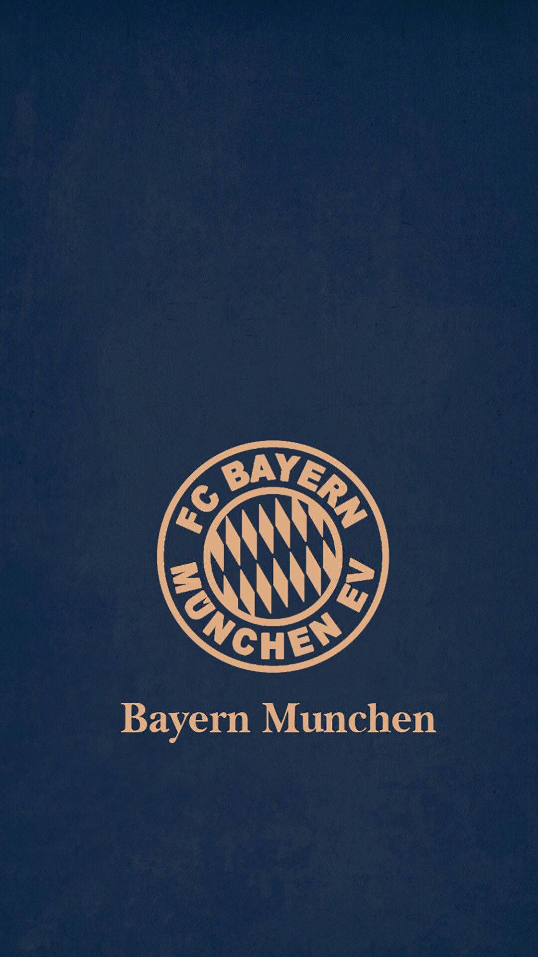 Bayern 桌布 壁紙 — 金色的FC拜仁慕尼黑標誌，搭配有紋理的深藍色背景，下方有球隊名稱。