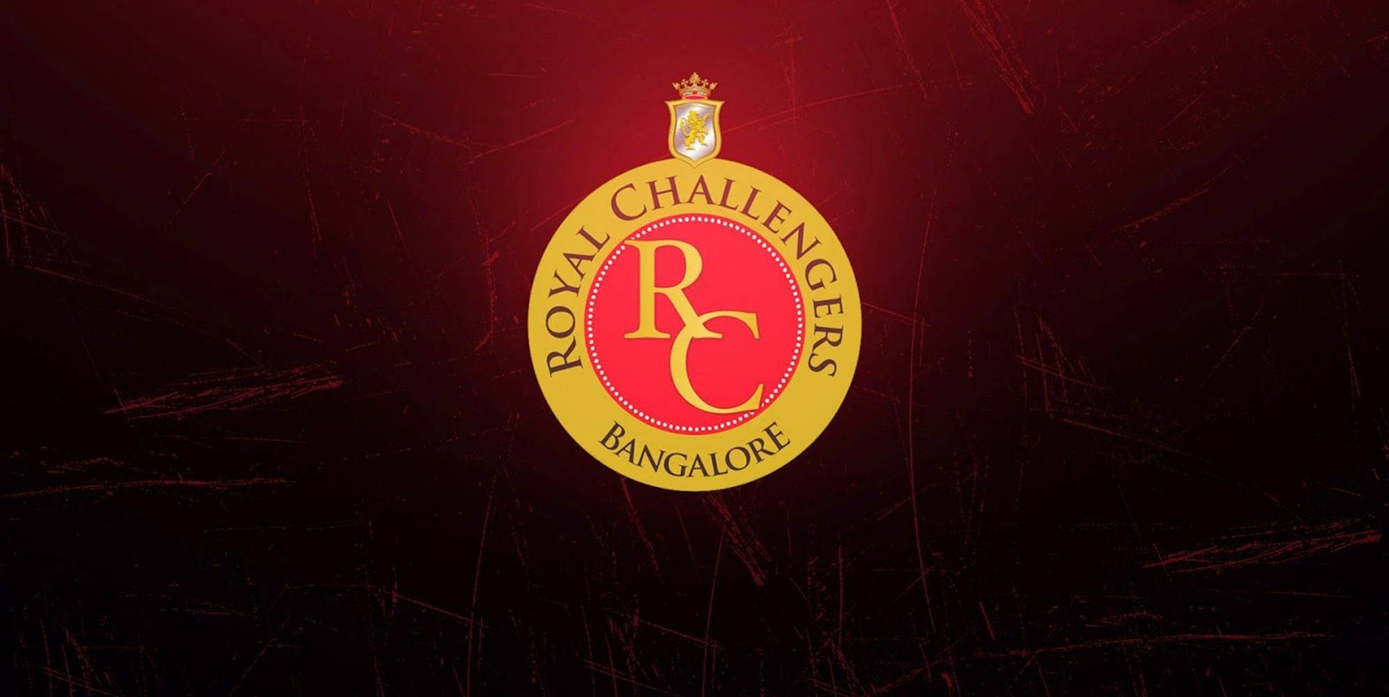 標誌 桌布 壁紙 — 金色的Royal Challengers Bangalore標誌在帶有刮痕的深紅色紋理背景上發光。