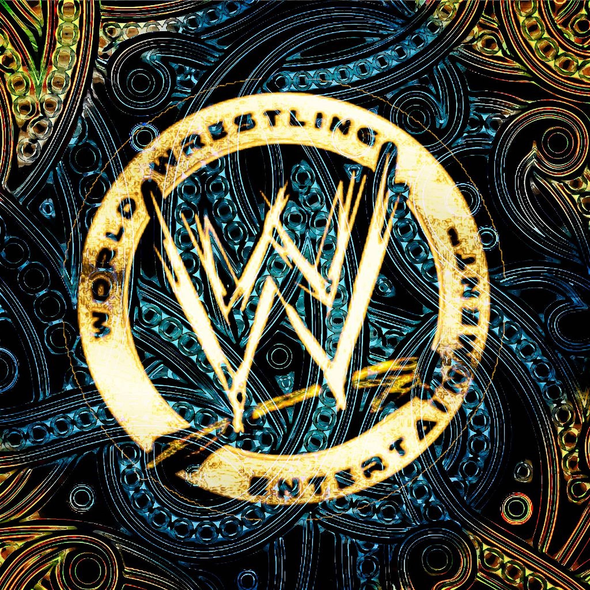 WWE 桌布 壁紙 — 金色的WWE標誌在帶有旋轉藍色和金色圖案的深色華麗背景上發光。