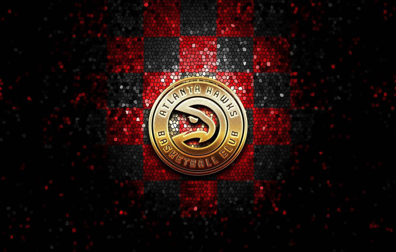 Hawks 桌布 壁紙 — 金色的亞特蘭大老鷹隊籃球標誌在紅黑格子馬賽克背景上閃耀，帶有閃爍的顆粒。
