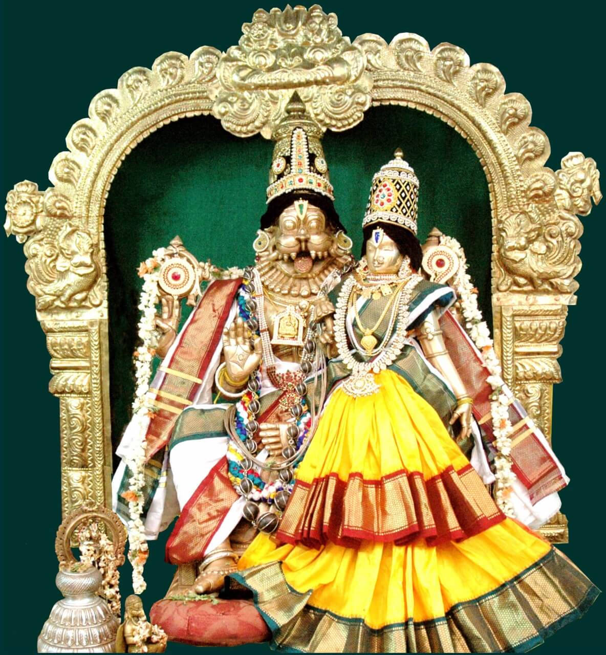vishnu HD 桌布 壁紙 — 金色的印度教神祇身穿鮮豔的黃色和紅色服飾，莊嚴地坐在華麗的寺廟拱門內。