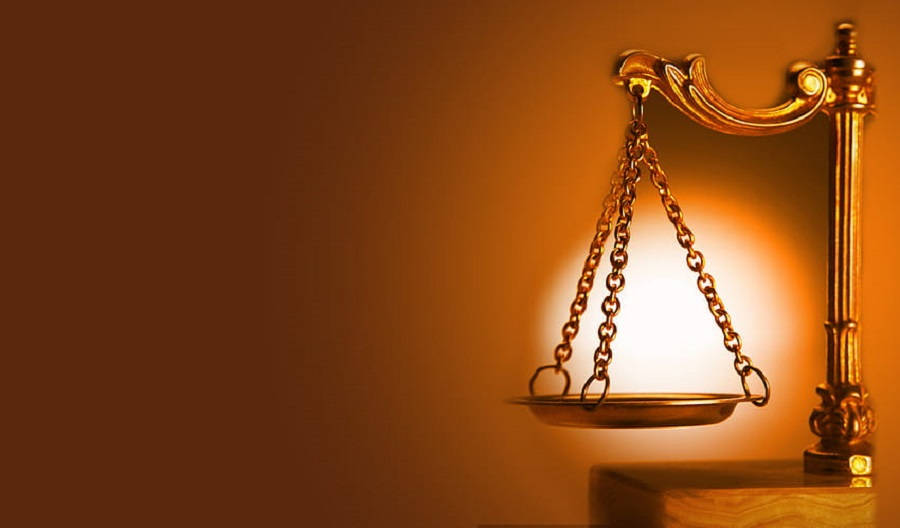 Advocate 桌布 壁紙 — 金色的司法天秤在深棕色背景上溫暖地發光，象徵著正義與平衡。
