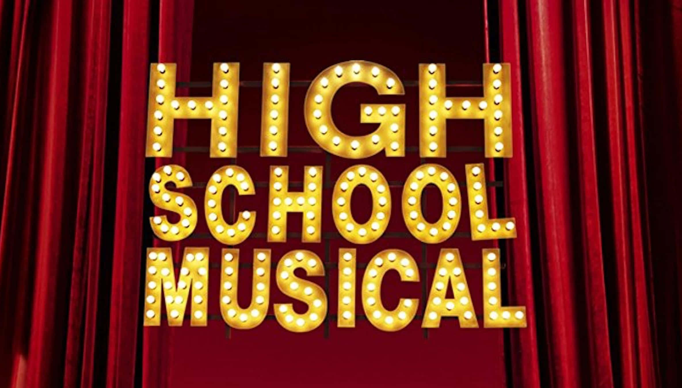 高中音樂劇 桌布 壁紙 — 金色的招牌字母拼出'HIGH SCHOOL MUSICAL'，在豐富的紅色天鵝絨窗簾前明亮發光。