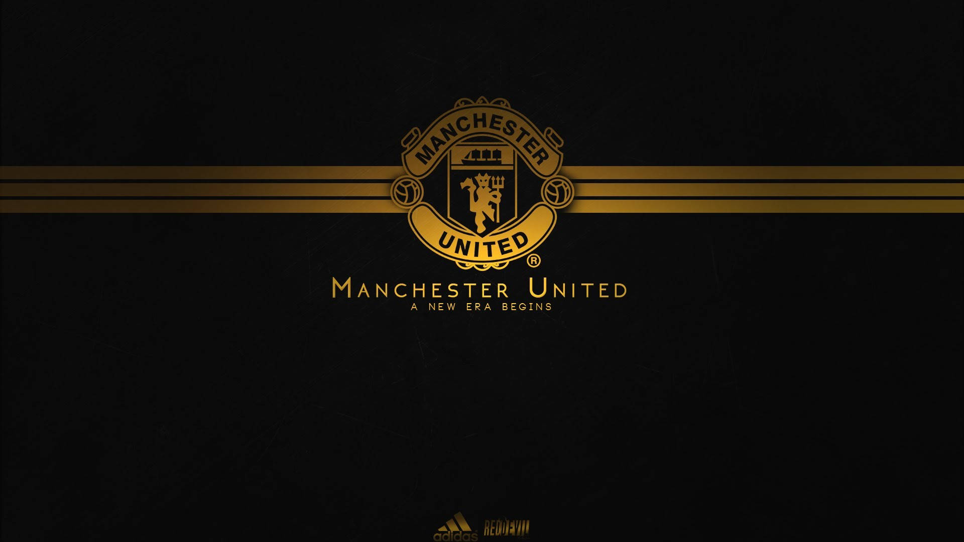 Manchester United Logo 桌布 壁紙 — 金色的曼聯徽章和文字在帶有水平條紋的紋理黑色背景上發光。