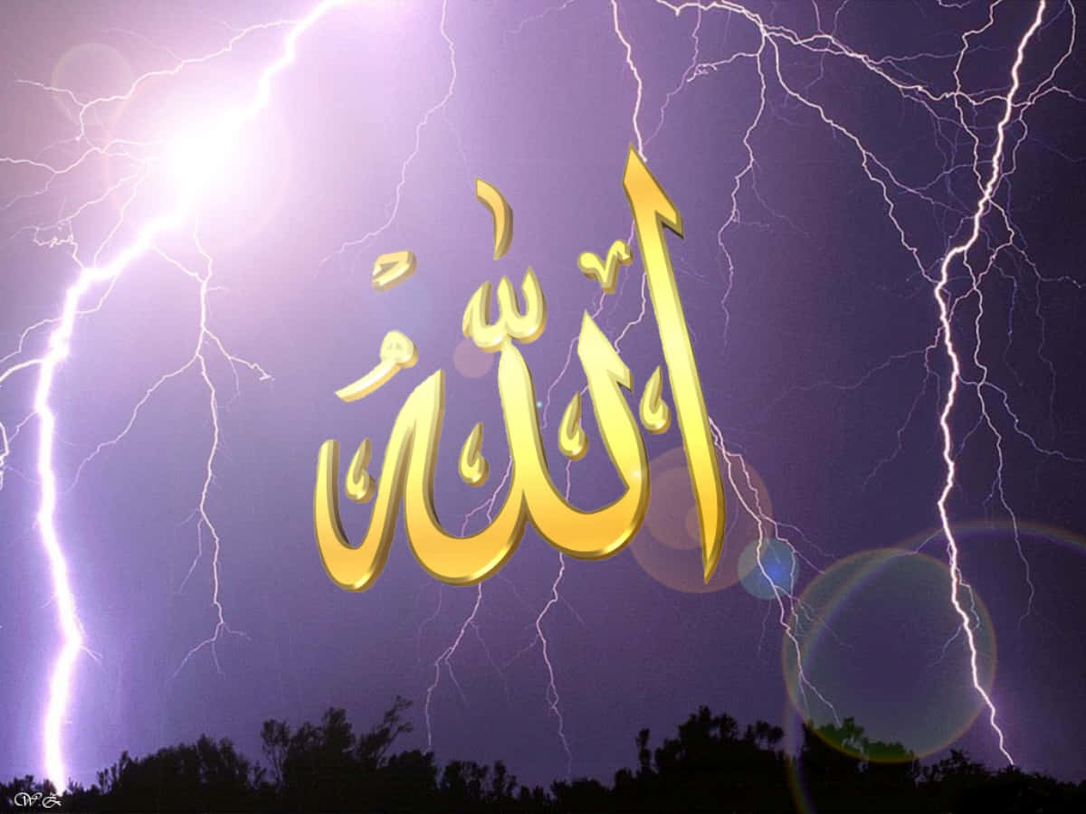 金色的阿拉伯文字「阿拉」在暴風雨的紫色天空中被閃電照亮。 — 真主 壁紙