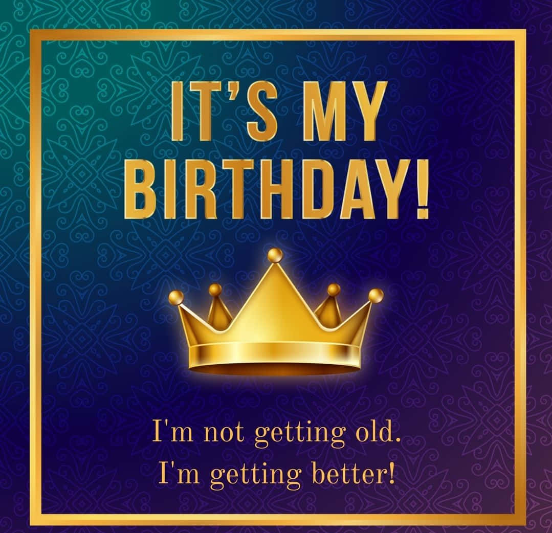 Birthday 桌布 壁紙 — 金色皇冠和慶祝文字在豐富的藍色圖案背景上宣告生日快樂。