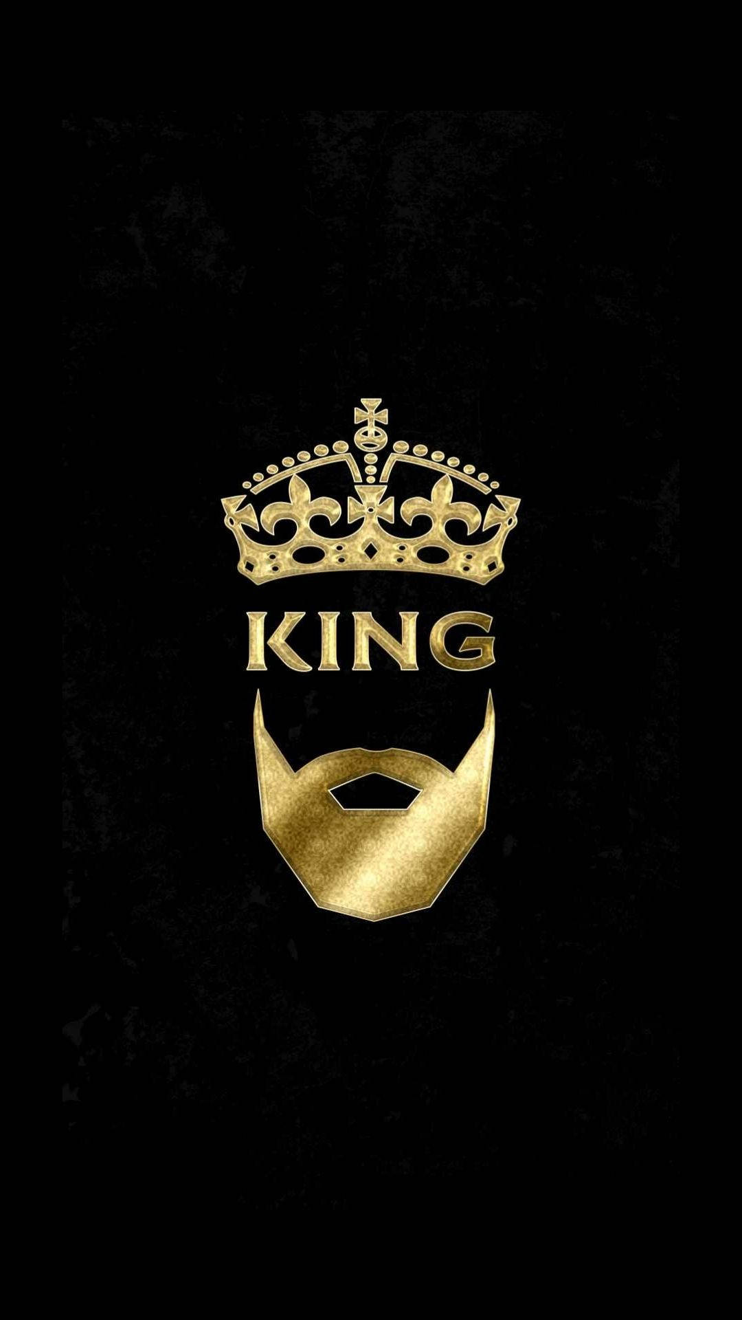 國王 桌布 壁紙 — 金色皇冠和鬍鬚徽章，中央有「king」字樣，置於有紋理的黑色背景上。