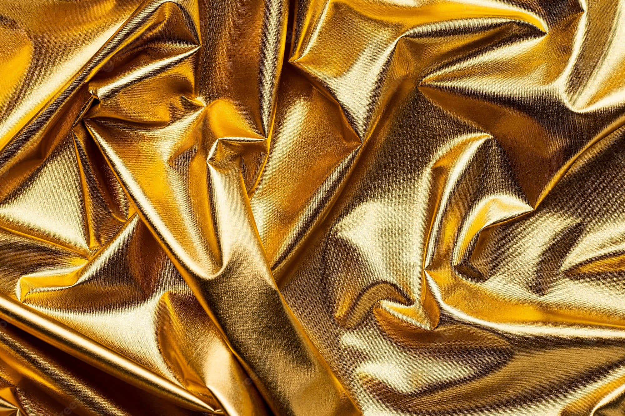 Gold Silk 桌布 壁紙 — 金色皺褶布料的特寫，帶有閃亮摺痕，捕捉光線並營造豐富的高光和陰影。