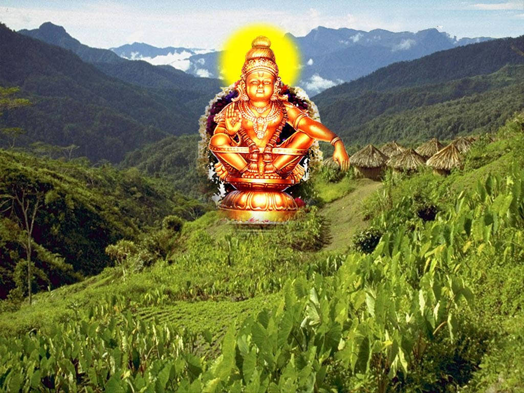 Ayyappa 桌布 壁紙 — 金色神像在山脊頂端散發神聖光芒，下方是翠綠山巒、雲霧繚繞的山峰和茅草屋。