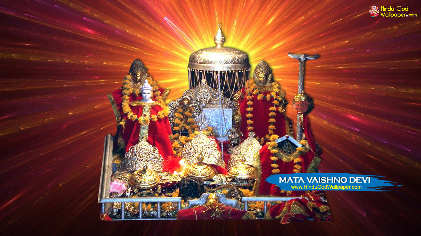 Vaishno Devi 桌布 壁紙 — 金色神像披著紅袍和花環，在熾熱的紅色和橙色宇宙背景下散發出神聖的光芒。