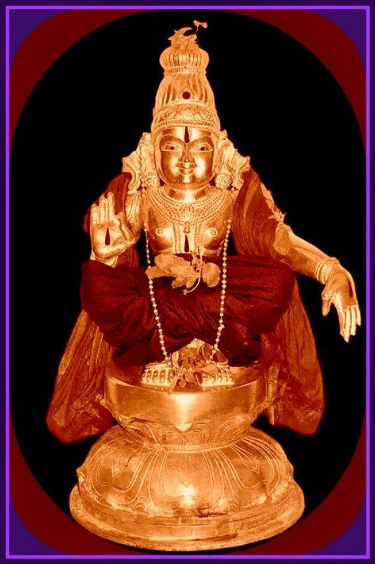 Ayyappa 桌布 壁紙 — 金色神像盤腿冥想，飾有精緻珠寶和紅色布料，背景深色。