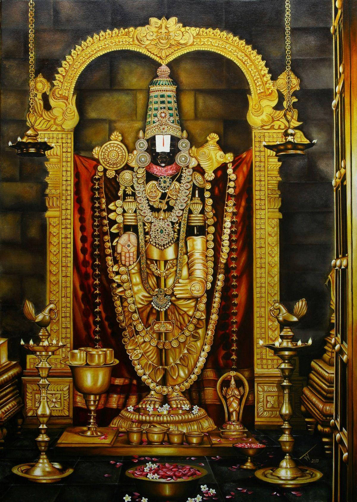 Venkateswara 桌布 壁紙 — 金色神像飾以精緻珠寶和紅色帷幔，立於裝飾華麗的寺廟神龕中，伴有油燈和供品。