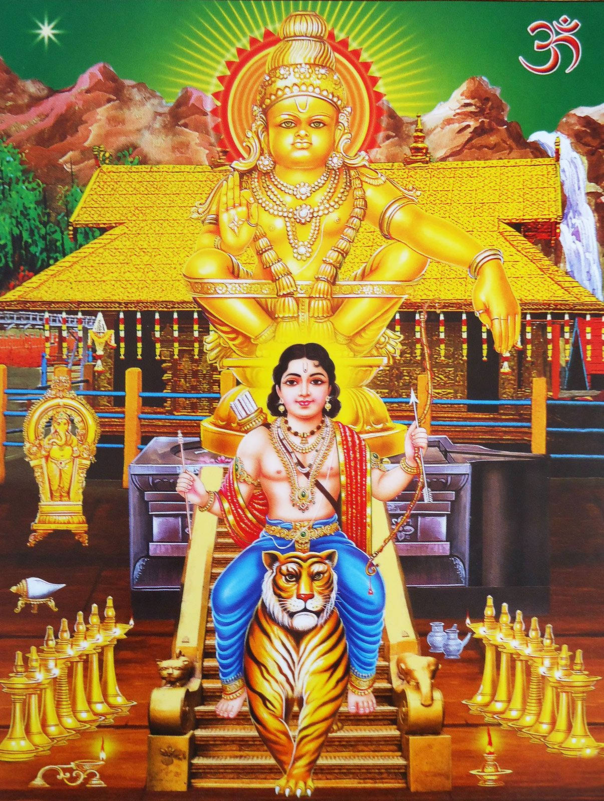 Ayyappa 桌布 壁紙 — 金色神祇散發光芒光環，坐在虎王座上，兩旁有點燃的燈和山巒背景。