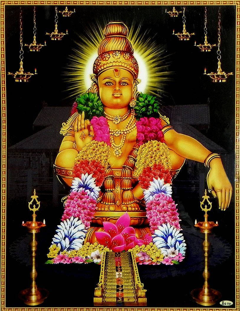 Ayyappa 桌布 壁紙 — 金色神祇裝飾著鮮豔的粉紅色、藍色和黃色花朵，在懸掛的油燈下閃耀地坐在黑暗背景前。