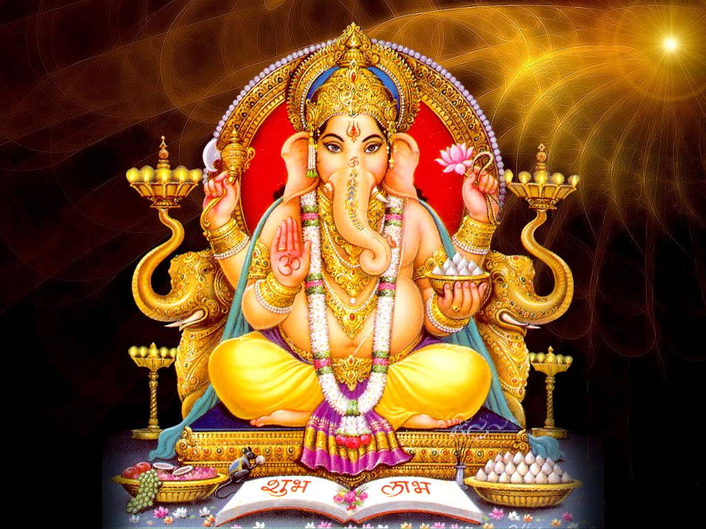 Ganesh 桌布 壁紙 — 金色神祇象頭神莊嚴地坐在裝飾著鮮花和供品的寶座上，背景是燦爛的金色和紅色。