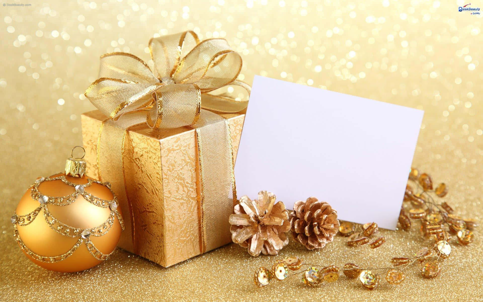 Christmas Card 桌布 壁紙 — 金色禮物盒，附有蝴蝶結、裝飾品、松果和卡片，在閃爍的金色背景上。