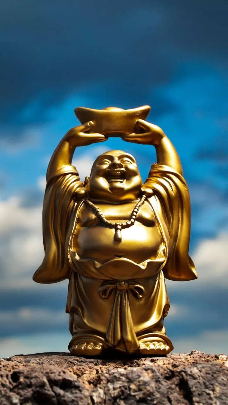 佛陀 桌布 壁紙 — 金色笑佛雕像在戲劇性的藍天白雲中高舉一枚硬幣。