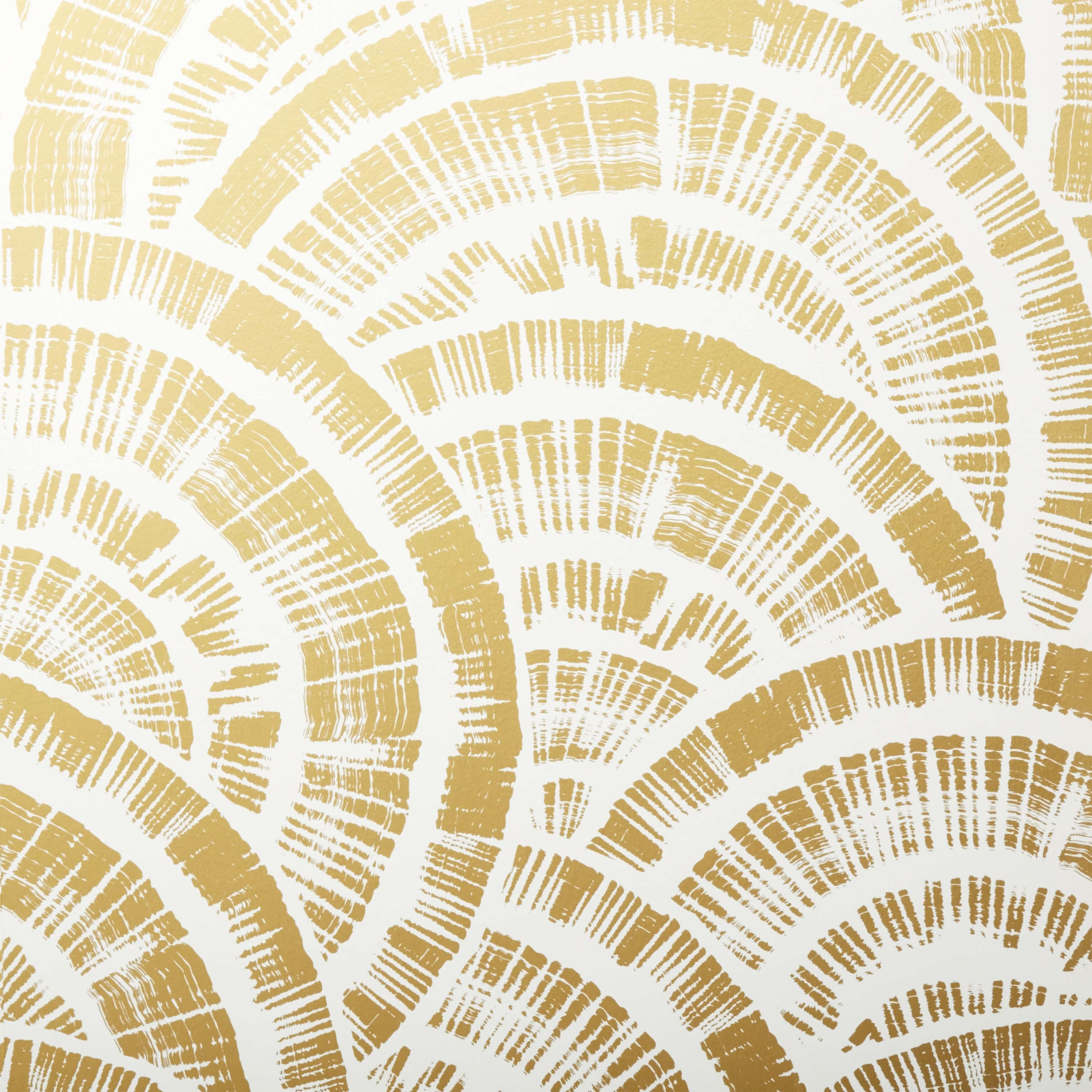 Metallic Gold 桌布 壁紙 — 金色筆觸扇形圖案在奶油白色背景上重複放射，形成抽象設計。