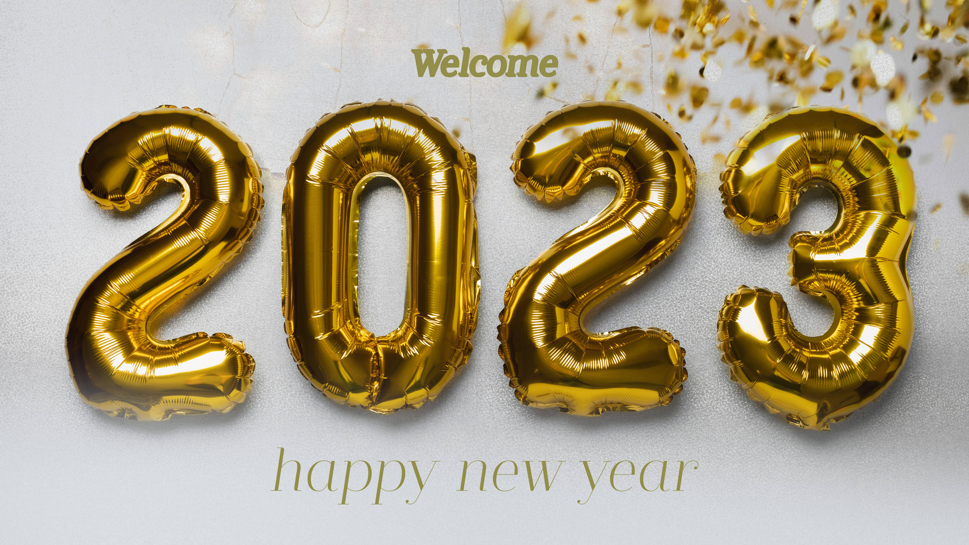 Greetings 桌布 壁紙 — 金色箔氣球以2023形狀漂浮在淺灰色背景上，伴隨著飄落的五彩紙屑和節日文字。