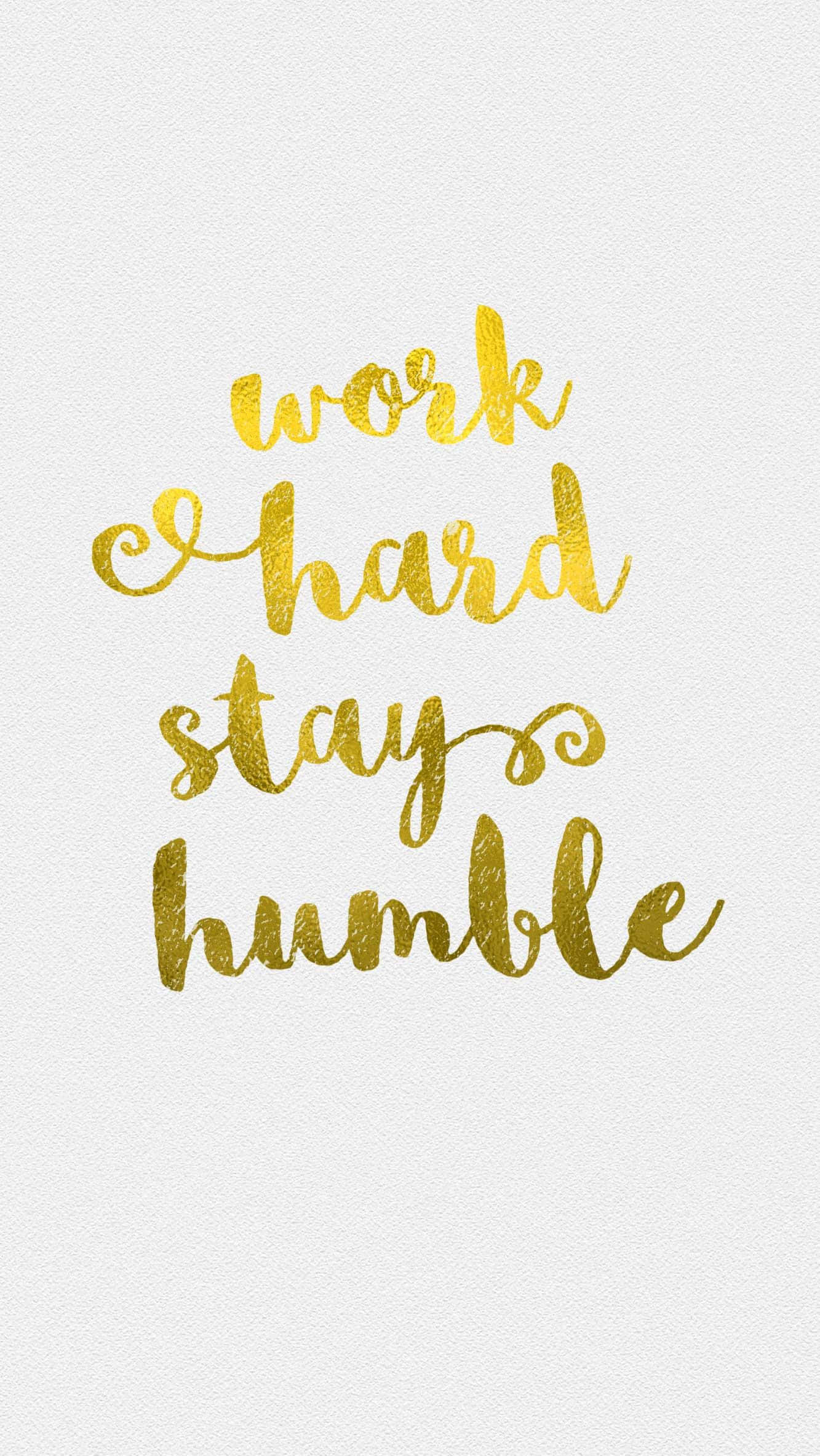 Gold And White 桌布 壁紙 — 金色箔紙字體在紋理白色背景上顯示「work hard stay humble」。