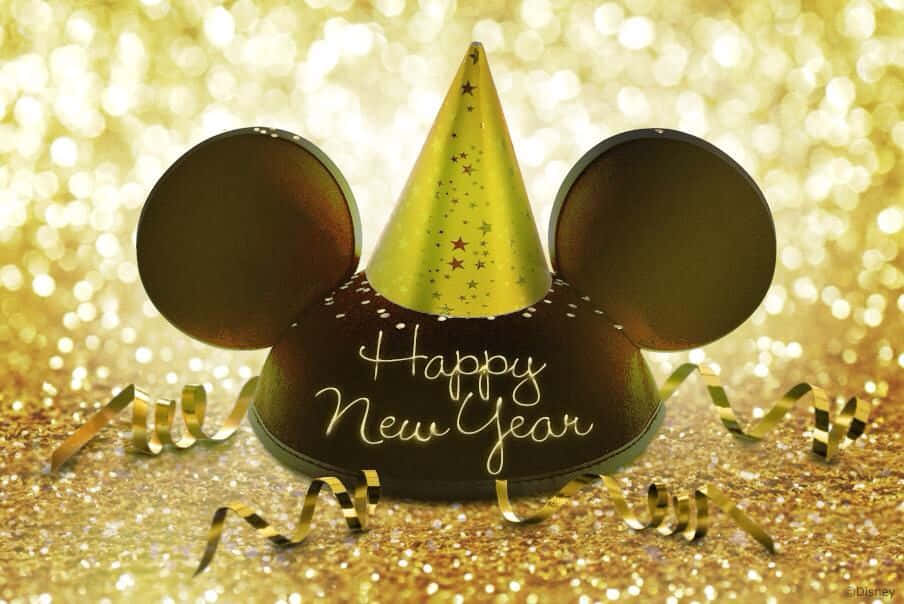 迪士尼 桌布 壁紙 — 金色米奇老鼠派對帽，帶有星星圖案和「Happy New Year」文字，放在閃爍金色背景上，配有絲帶彩帶。