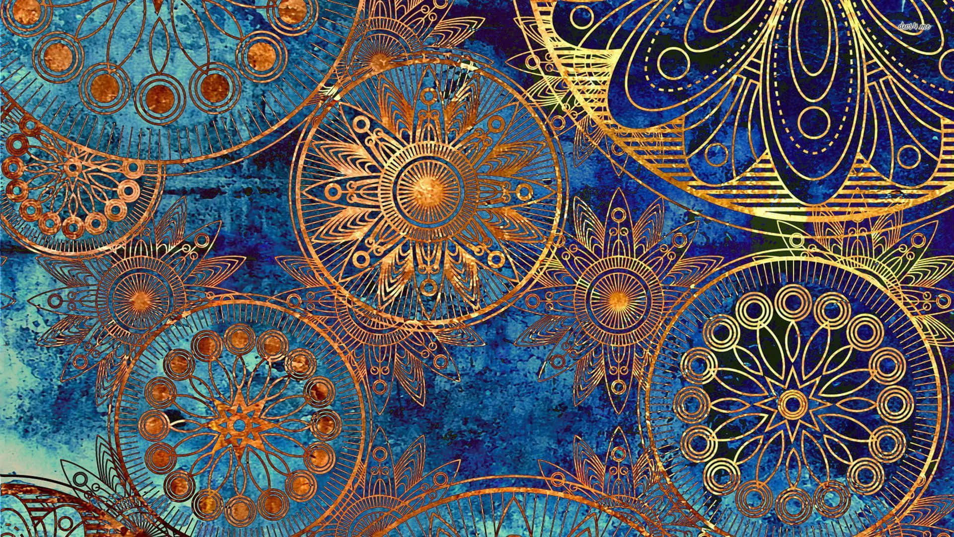 Bohemian 桌布 壁紙 — 金色精緻曼陀羅圖案漂浮在帶有紋理的深藍色背景上，並有溫暖的橙色點綴。