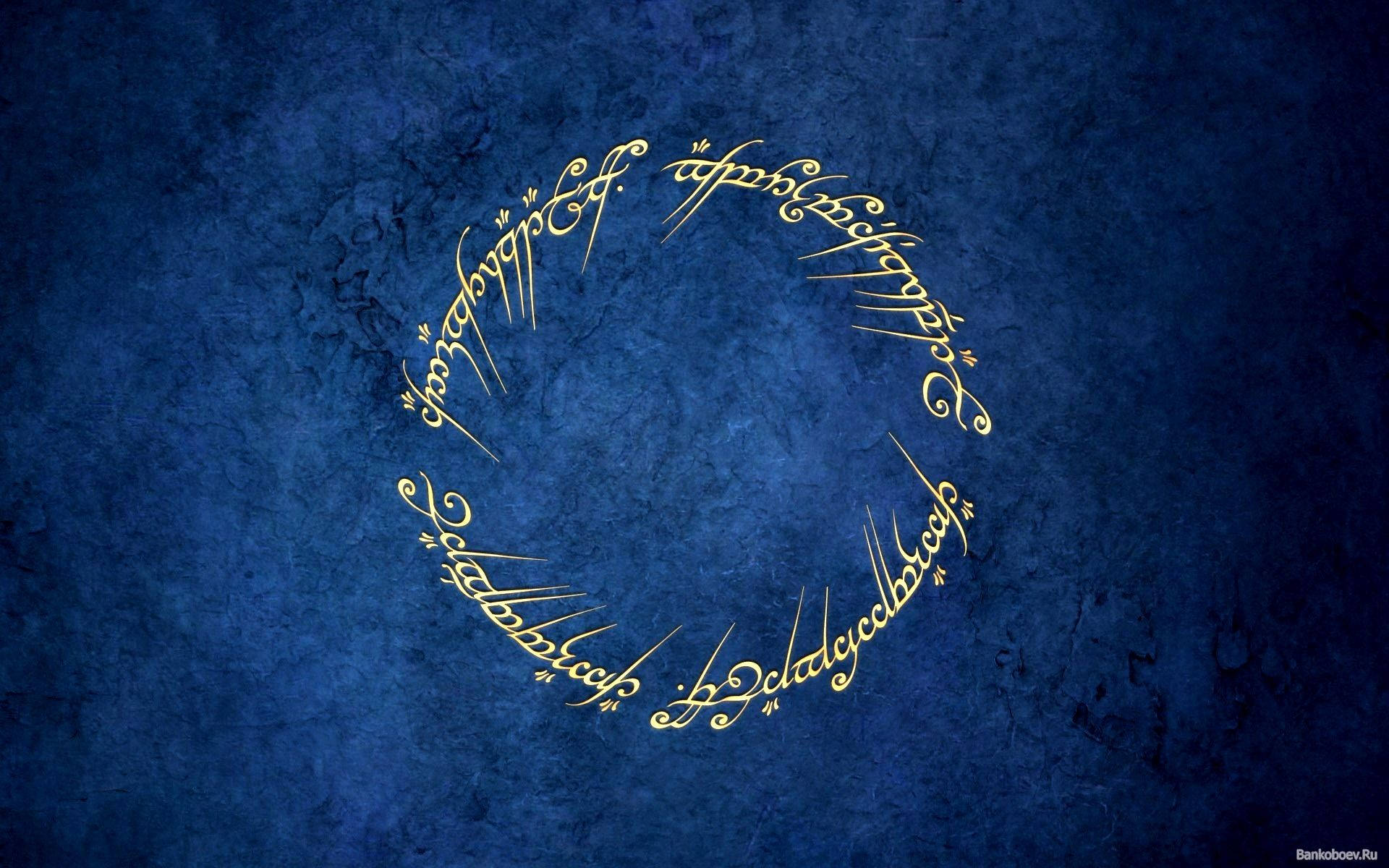 Lotr 桌布 壁紙 — 金色精靈文字在帶紋理的深藍色背景上形成發光的圓圈。