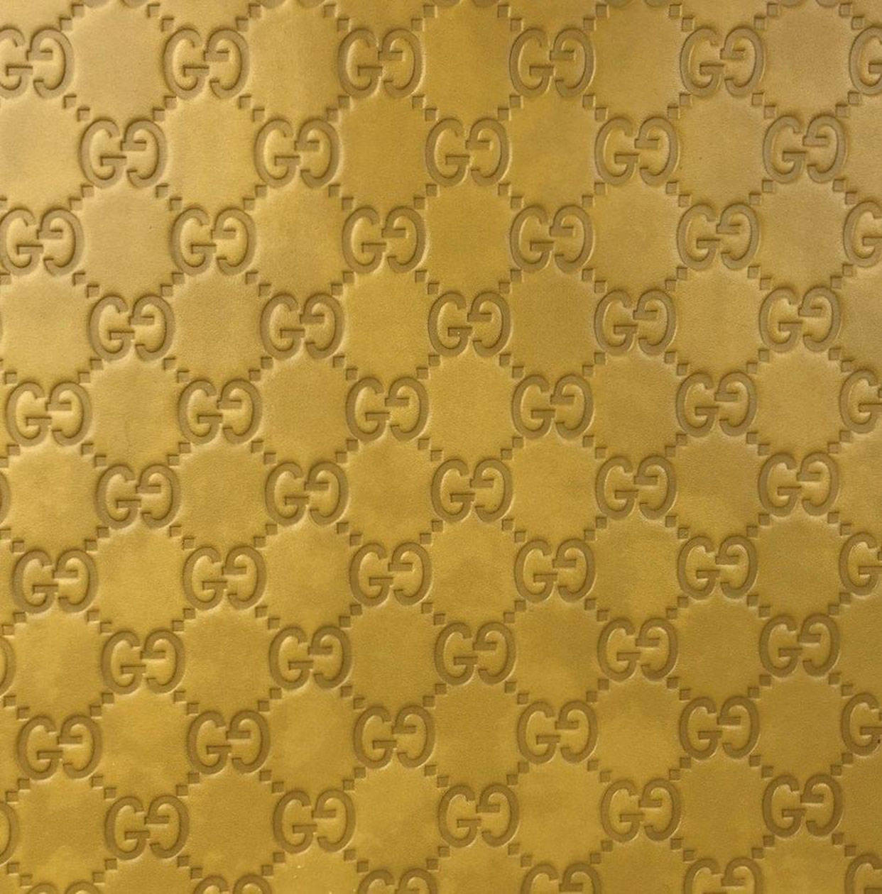 Gucci Pattern 桌布 壁紙 — 金色紋理壁紙，鑽石網格中重複交織的GG字母組合圖案。
