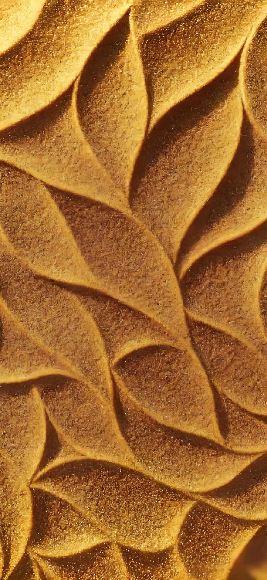 Golden Leaf Emboss: Artistic Textured Wallpaper 壁紙 — 金色紋理壁紙的特寫，帶有漩渦狀葉子圖案和閃亮表面。