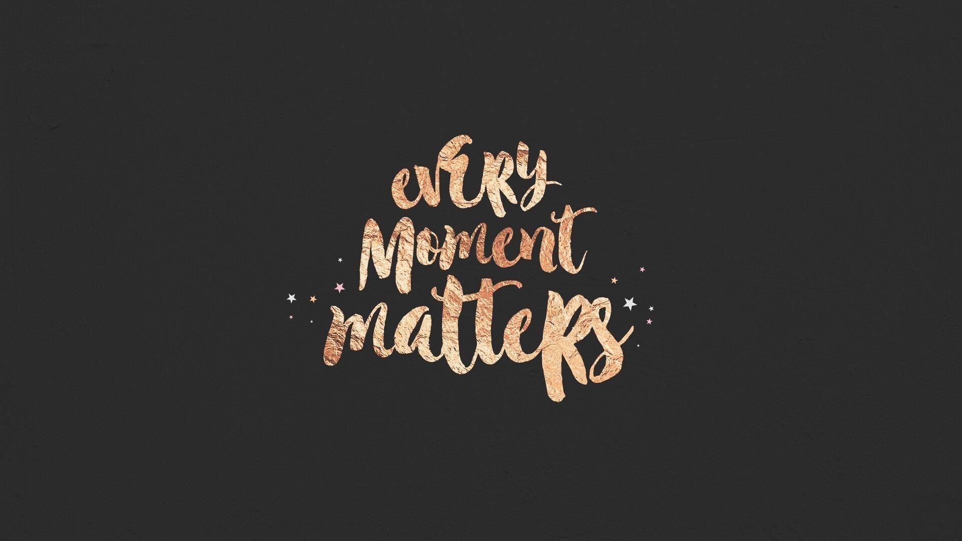 棕色美學 桌布 壁紙 — 金色紋理書法在深炭色背景上寫著「Every Moment Matters」，並點綴著小星星。