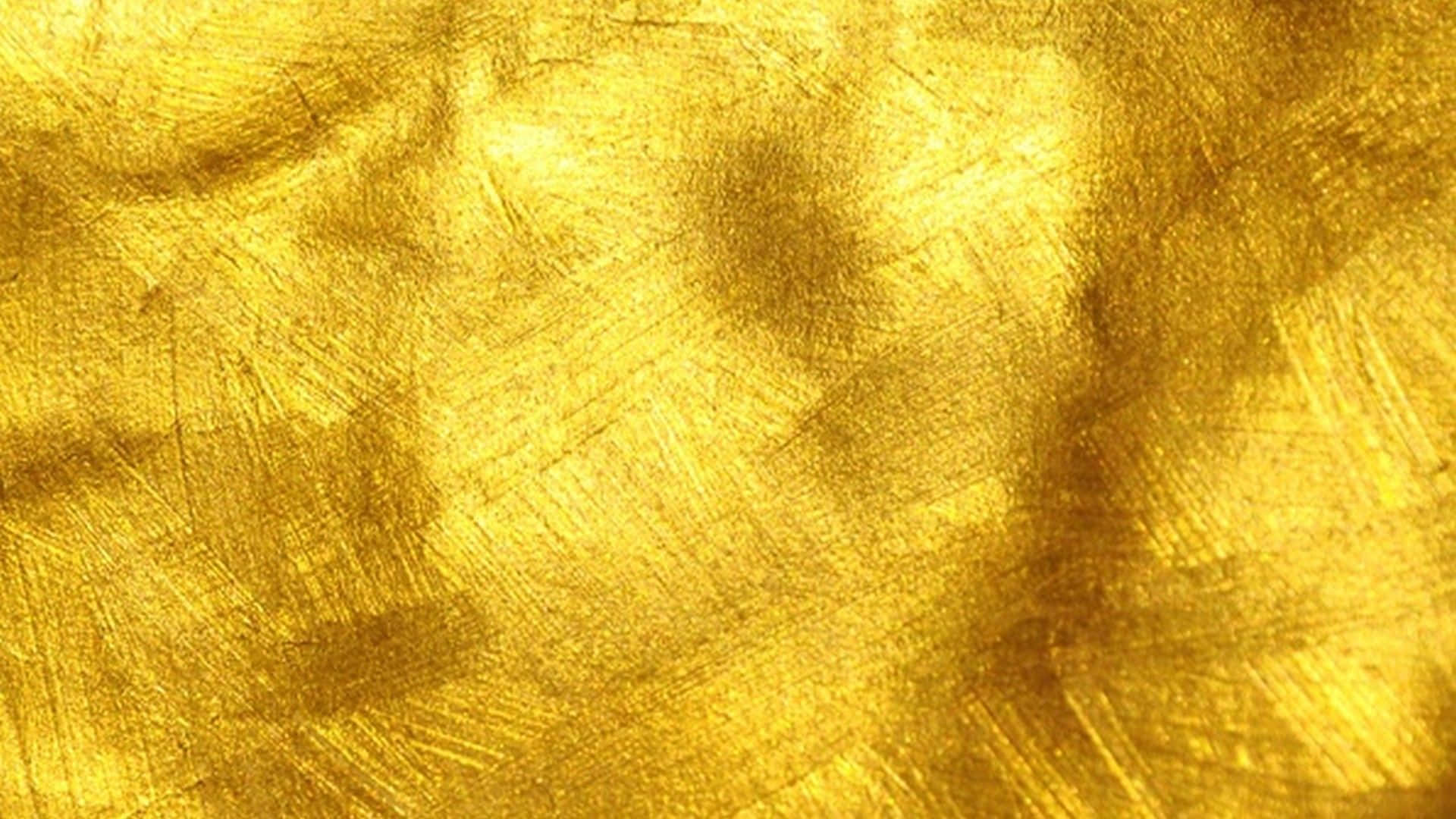 金色美學 桌布 壁紙 — 金色紋理箔紙的特寫，帶有刷紋條紋和柔和的高光，在表面閃爍微光。