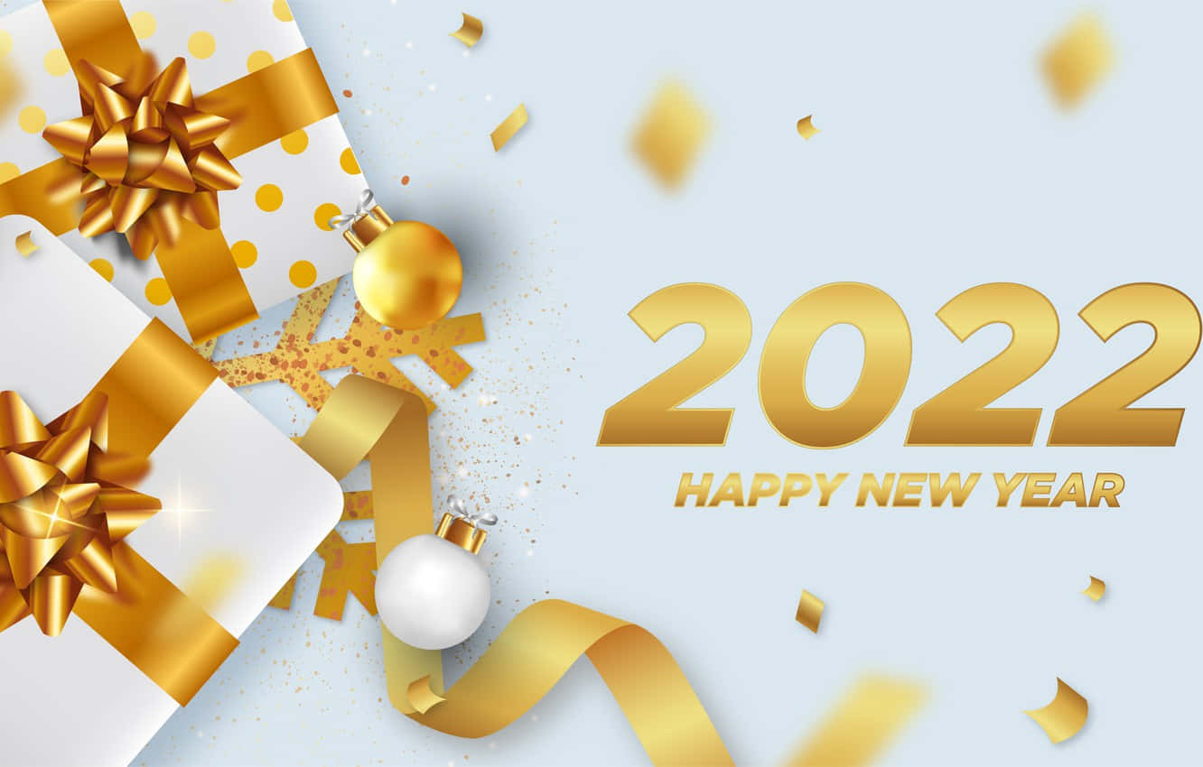Happy New Year 2022 桌布 壁紙 — 金色紙碎和帶有蝴蝶結的禮物盒在柔和的藍色背景上慶祝2022年。