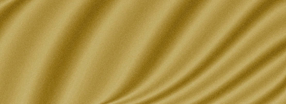 Gold Silk 桌布 壁紙 — 金色絲綢布料以柔和的對角波浪流動，帶有細膩光澤和深度。