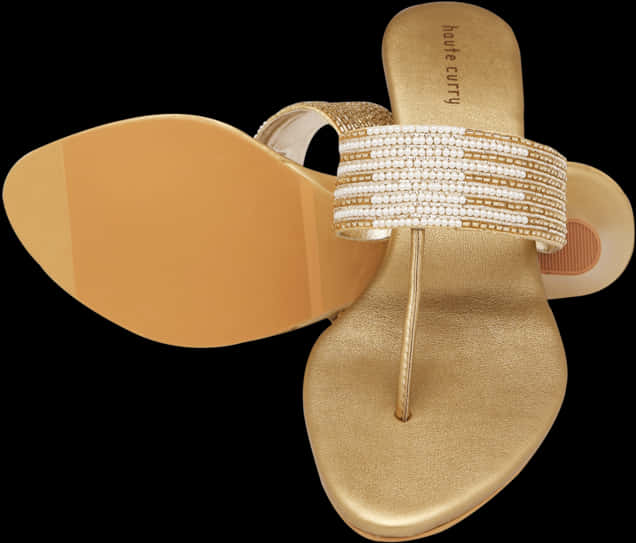 Sandals 桌布 壁紙 — 金色緞面人字拖鞋，飾有珍珠，從上方俯視，黑色背景。