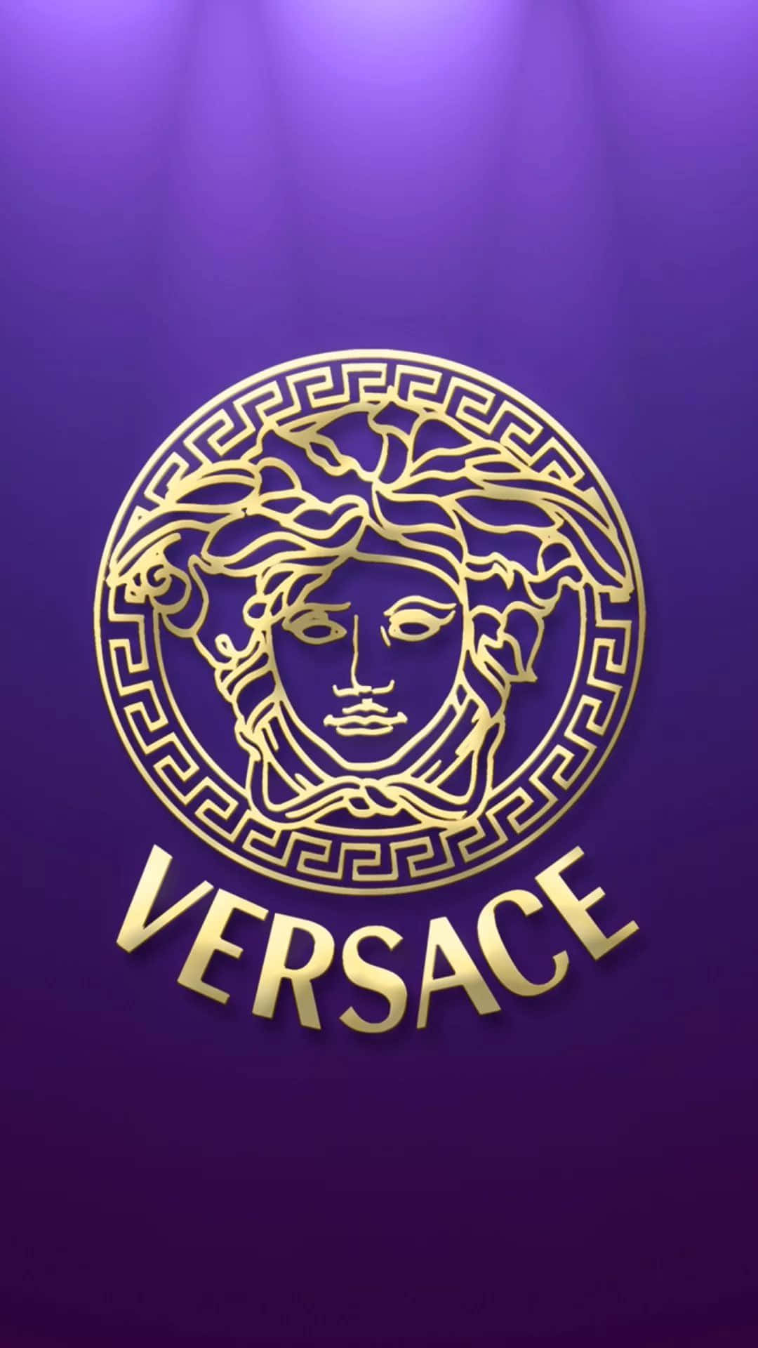 Versace iPhone 桌布 壁紙 — 金色美杜莎標誌和Versace文字在豐富的紫色漸變背景上閃耀。