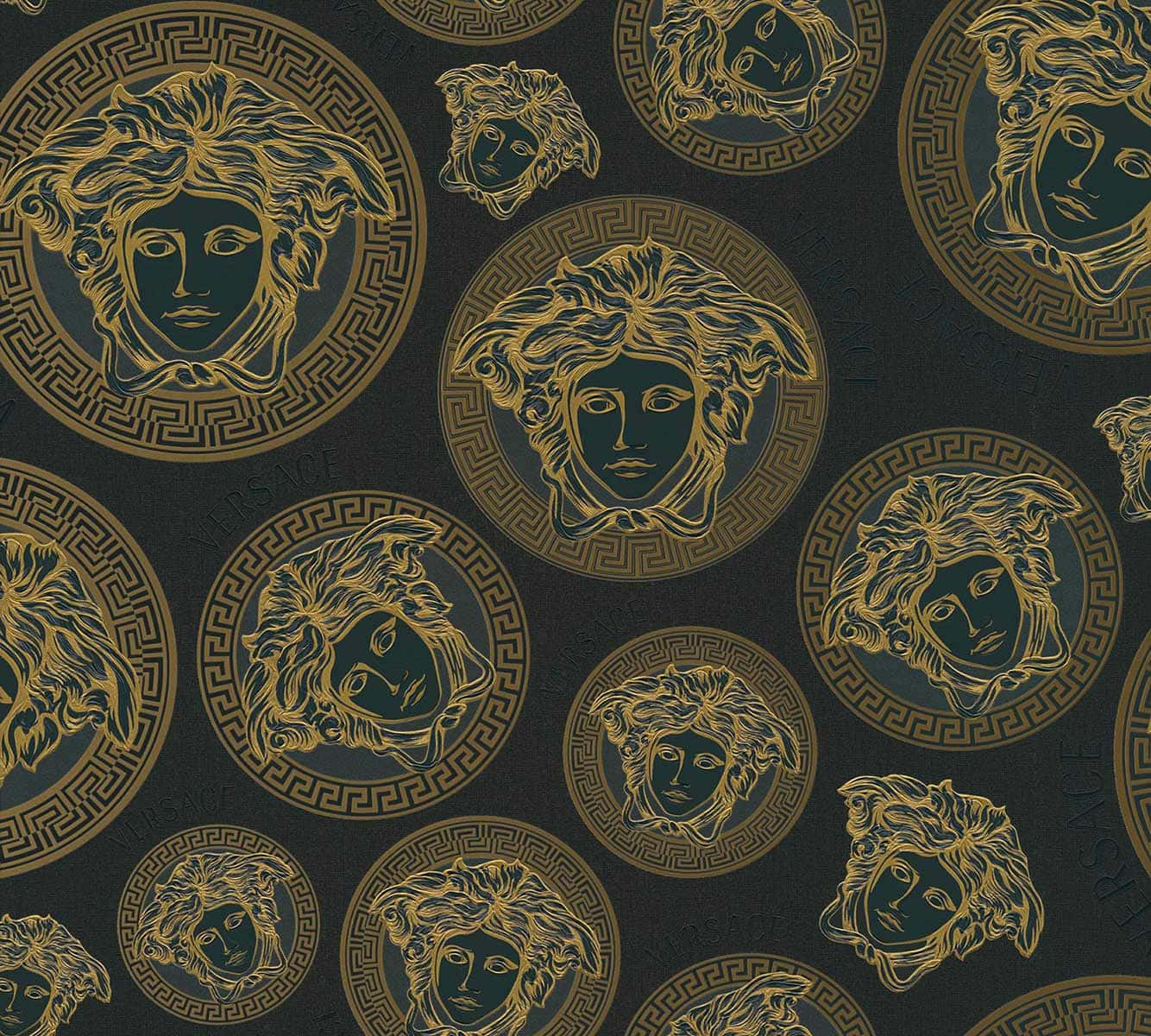 versace 桌布 壁紙 — 金色美杜莎頭像在圓形希臘鑰匙框架中重複排列在深色紋理背景上。