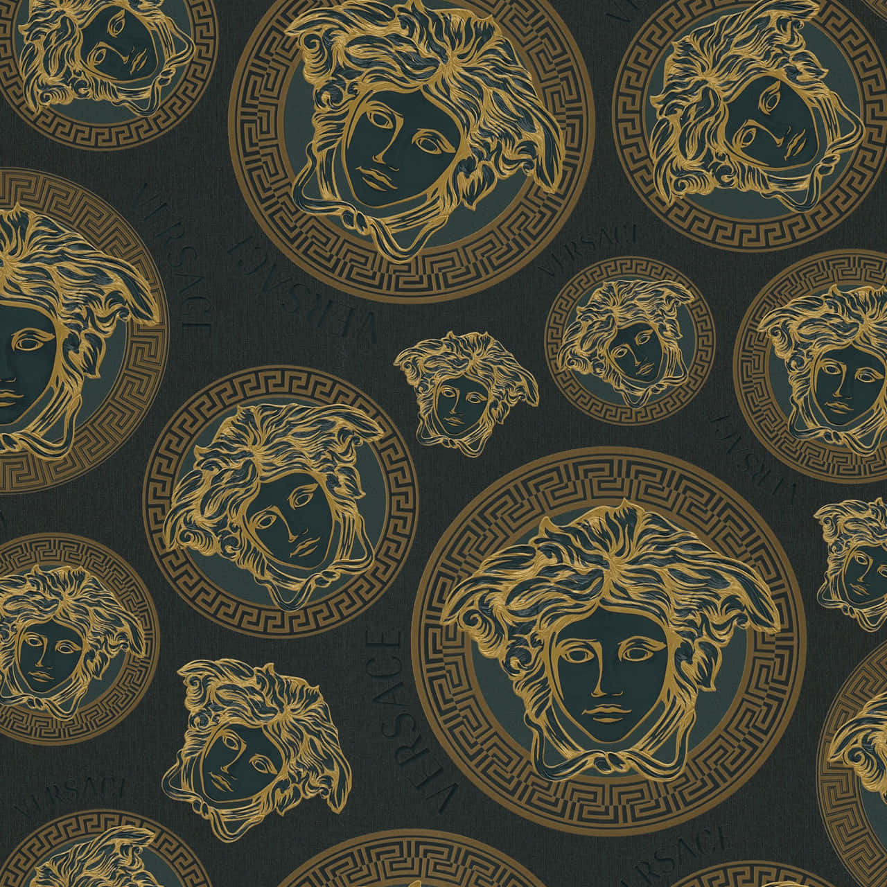 versace 桌布 壁紙 — 金色美杜莎頭像在圓形希臘鑰匙框架中重複排列於深青綠色紋理壁紙上。