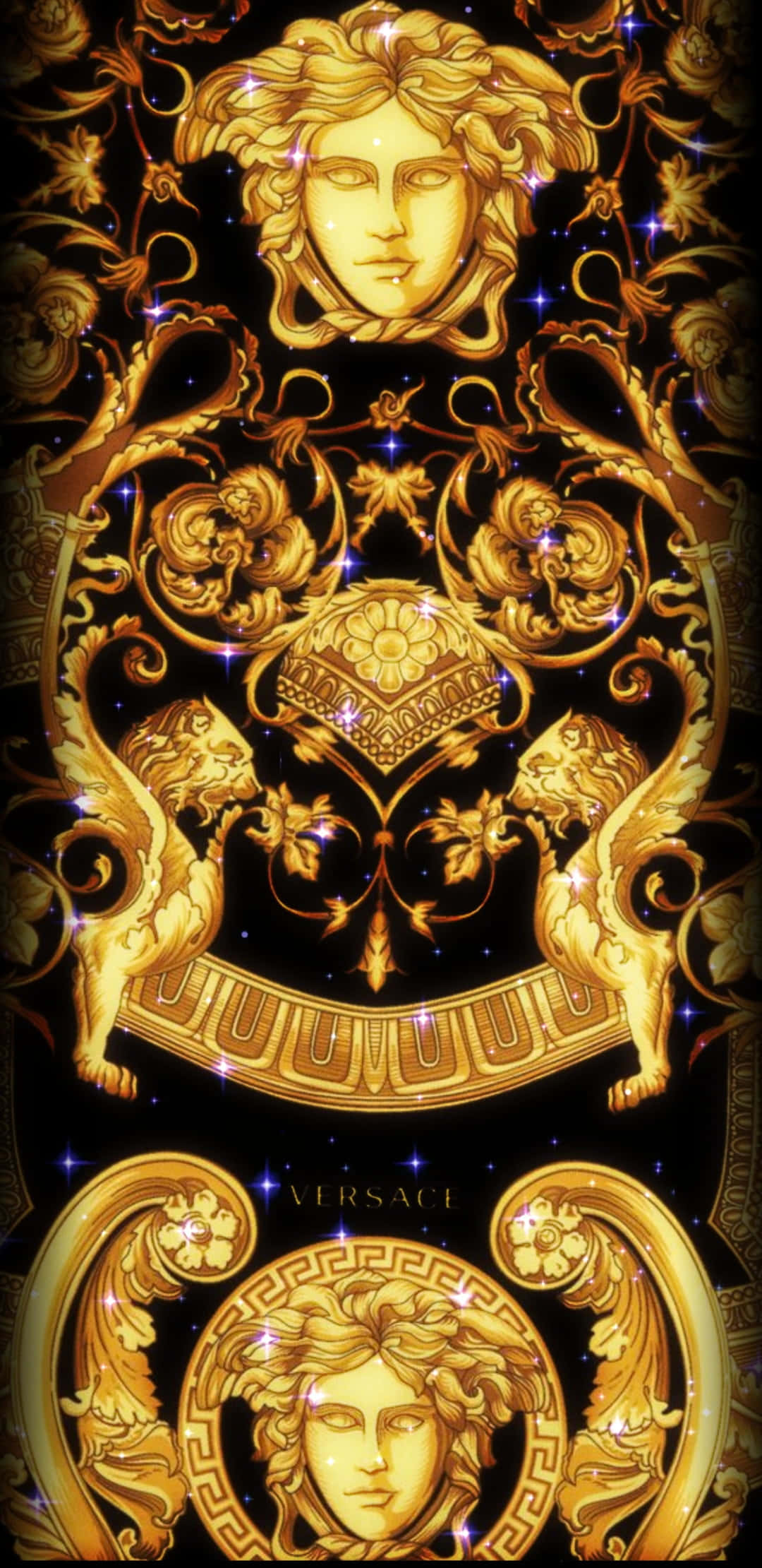 Black Gold 桌布 壁紙 — 金色美杜莎頭像與華麗圖案在黑色背景上閃爍，展現奢華的 Versace 設計。