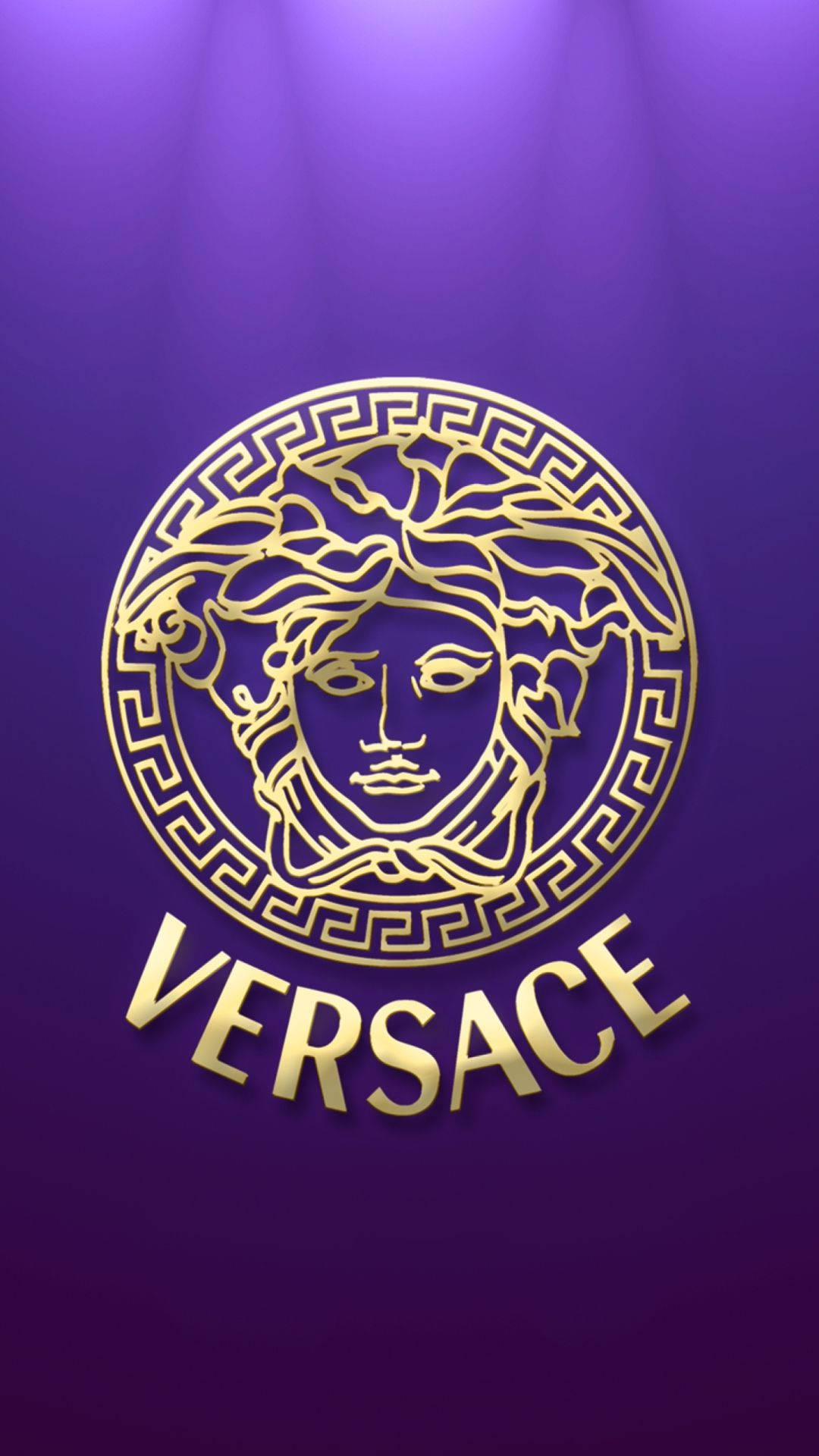 Logo Design 桌布 壁紙 — 金色美杜莎頭標誌，中央帶有 'VERSACE' 文字，置於帶有聚光燈射線的紫色漸變背景上。