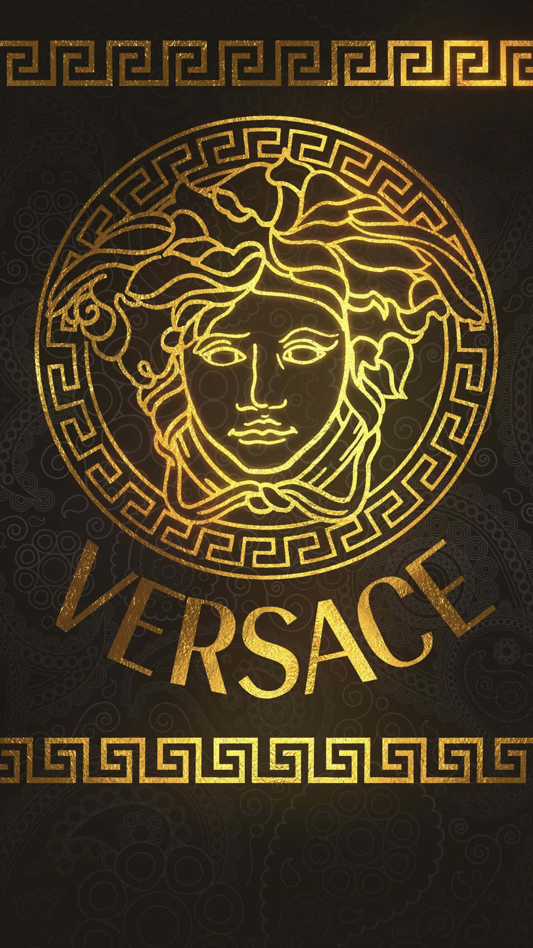 Luxury 桌布 壁紙 — 金色美杜莎頭標誌，搭配希臘鑰匙邊框和Versace文字，置於深色紋理背景上。