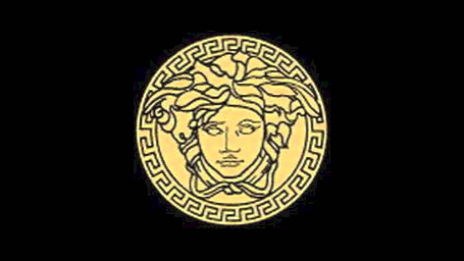 Versace Logo 桌布 壁紙 — 金色美杜莎頭標誌配以希臘鑰匙邊框，在純黑色背景上發光。
