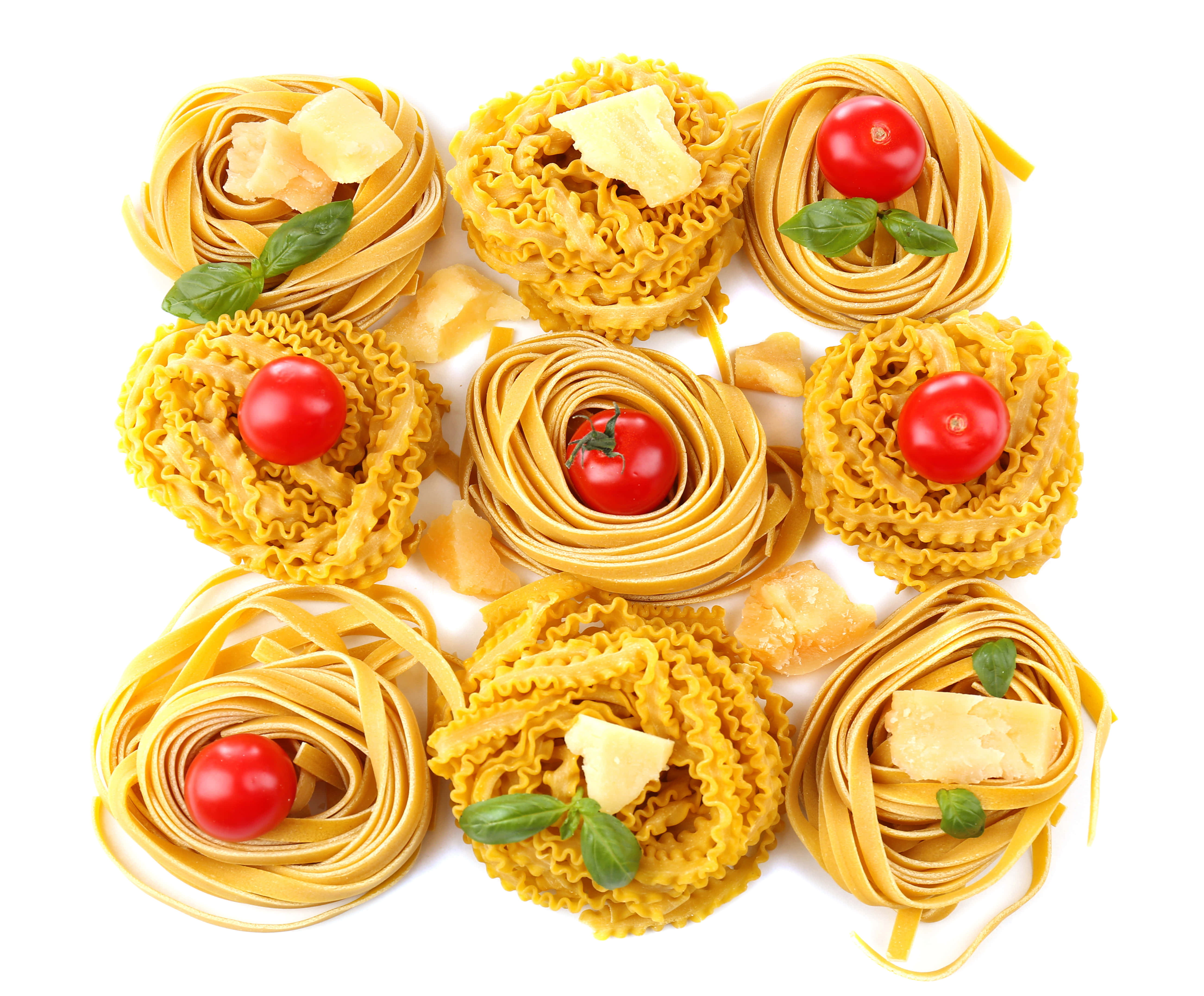 4K Pasta 桌布 壁紙 — 金色義大利麵巢整齊排列，搭配櫻桃番茄、羅勒和起司，以潔白背景襯托。