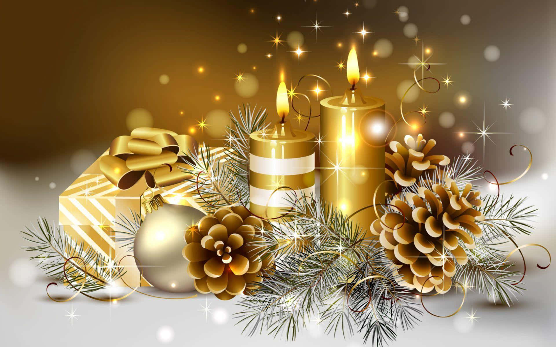 Winter Holiday 桌布 壁紙 — 金色聖誕裝飾、松果和蠟燭在閃爍的散景背景下溫暖地發光。