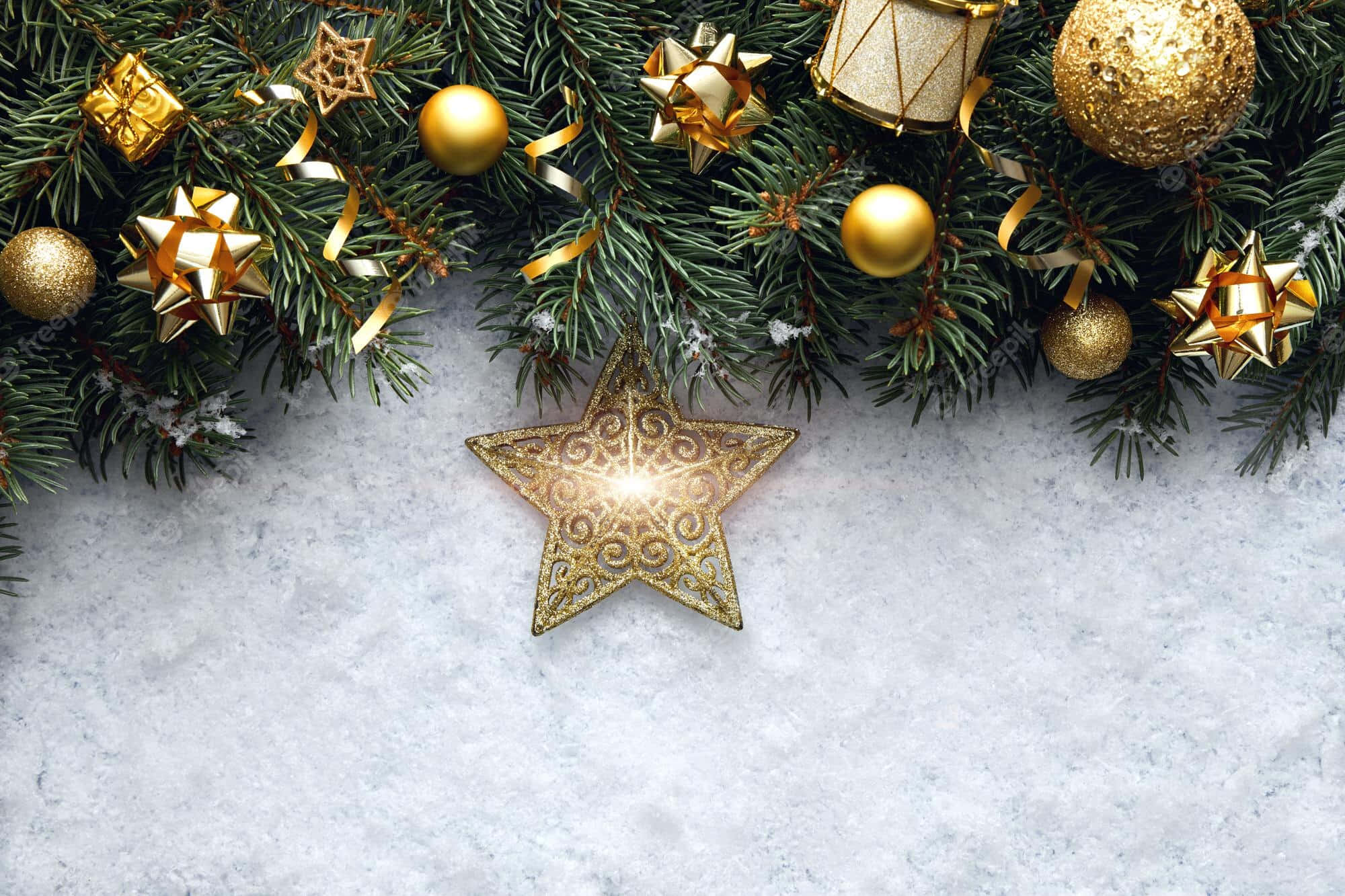 Christmas Star 桌布 壁紙 — 金色聖誕裝飾品和帶有雪塵的松樹枝條放在白雪覆蓋的大理石表面上。