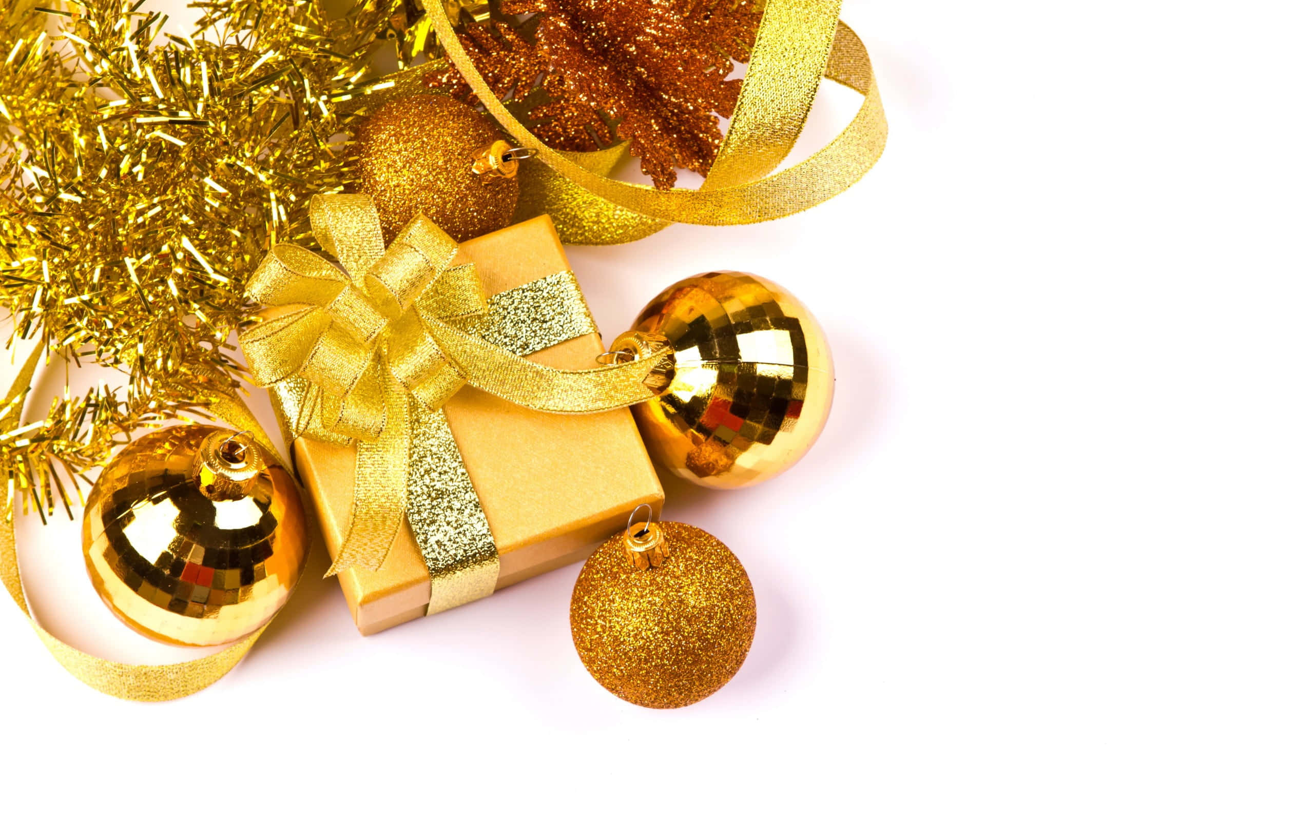 Gold Christmas 桌布 壁紙 — 金色聖誕裝飾品和帶閃亮絲帶的禮物盒排列在白色背景上。