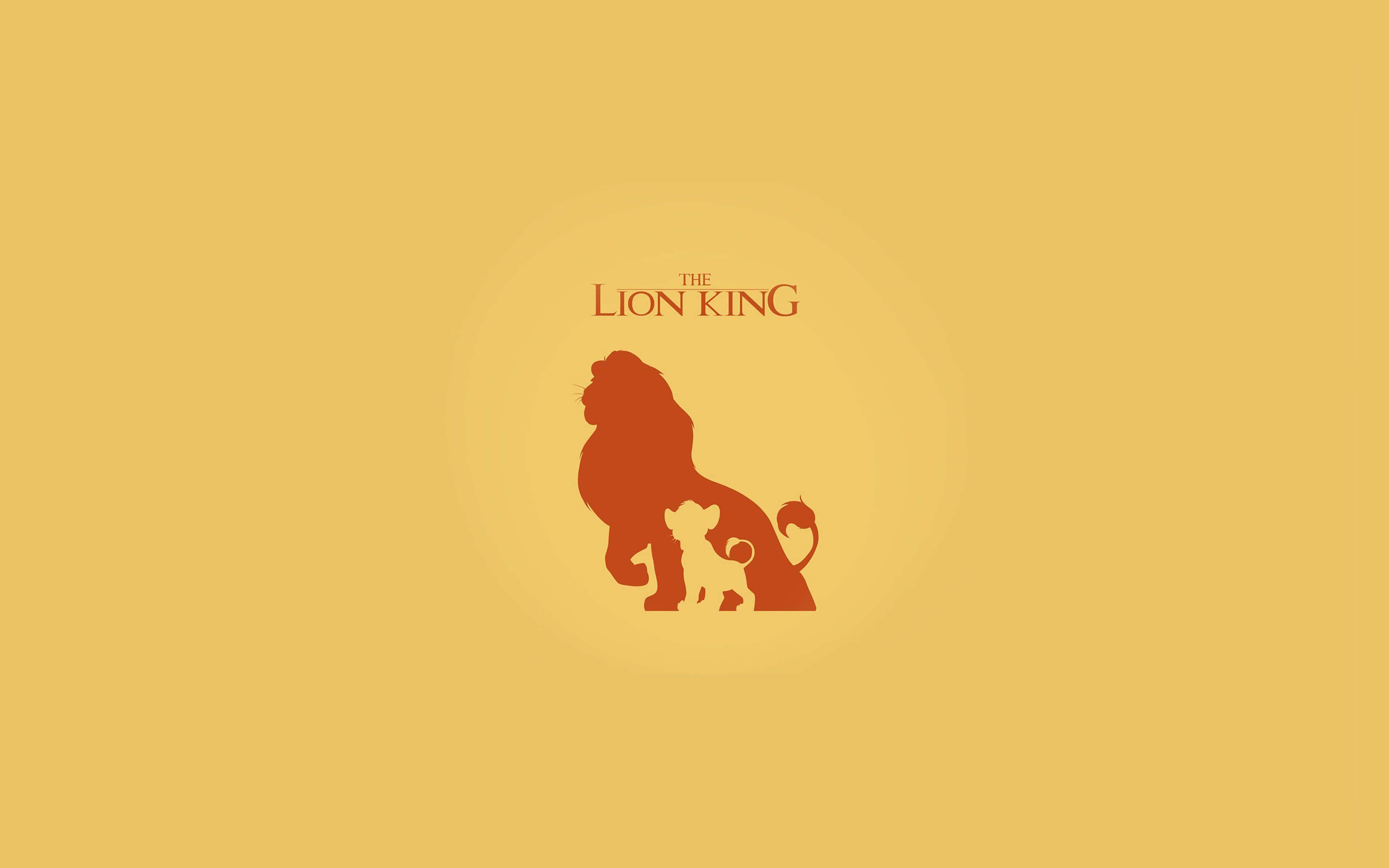 桌布 壁紙 — 金色背景上溫暖橙色的成年獅子和幼獅剪影，並帶有「The Lion King」文字。
