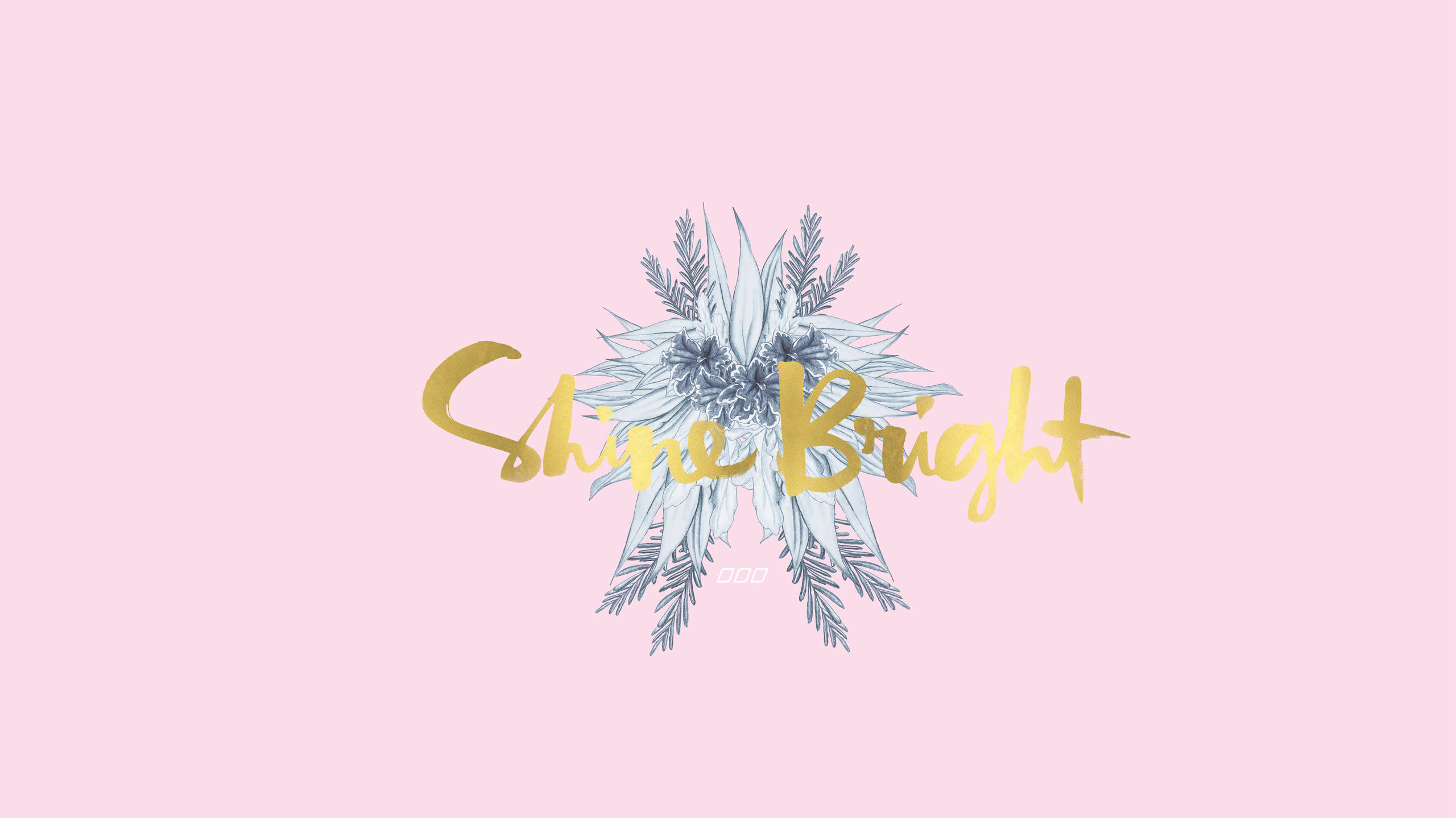 Motivational Aesthetic Desktop 桌布 壁紙 — 金色草書文字在柔和的粉紅色背景上閃閃發光，背景點綴著精緻的銀色松樹枝。
