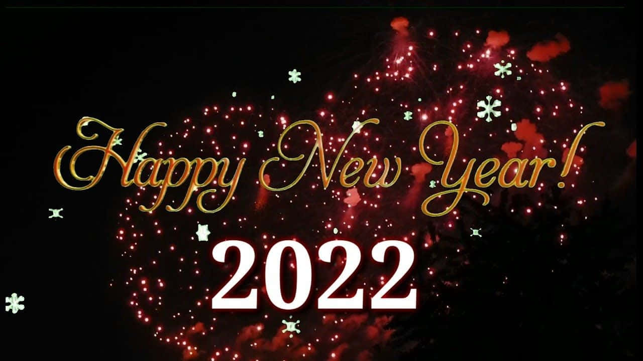 新年快樂 桌布 壁紙 — 金色草書文字在黑暗天空中顯示Happy New Year 2022，伴有紅色煙火和白色雪花。