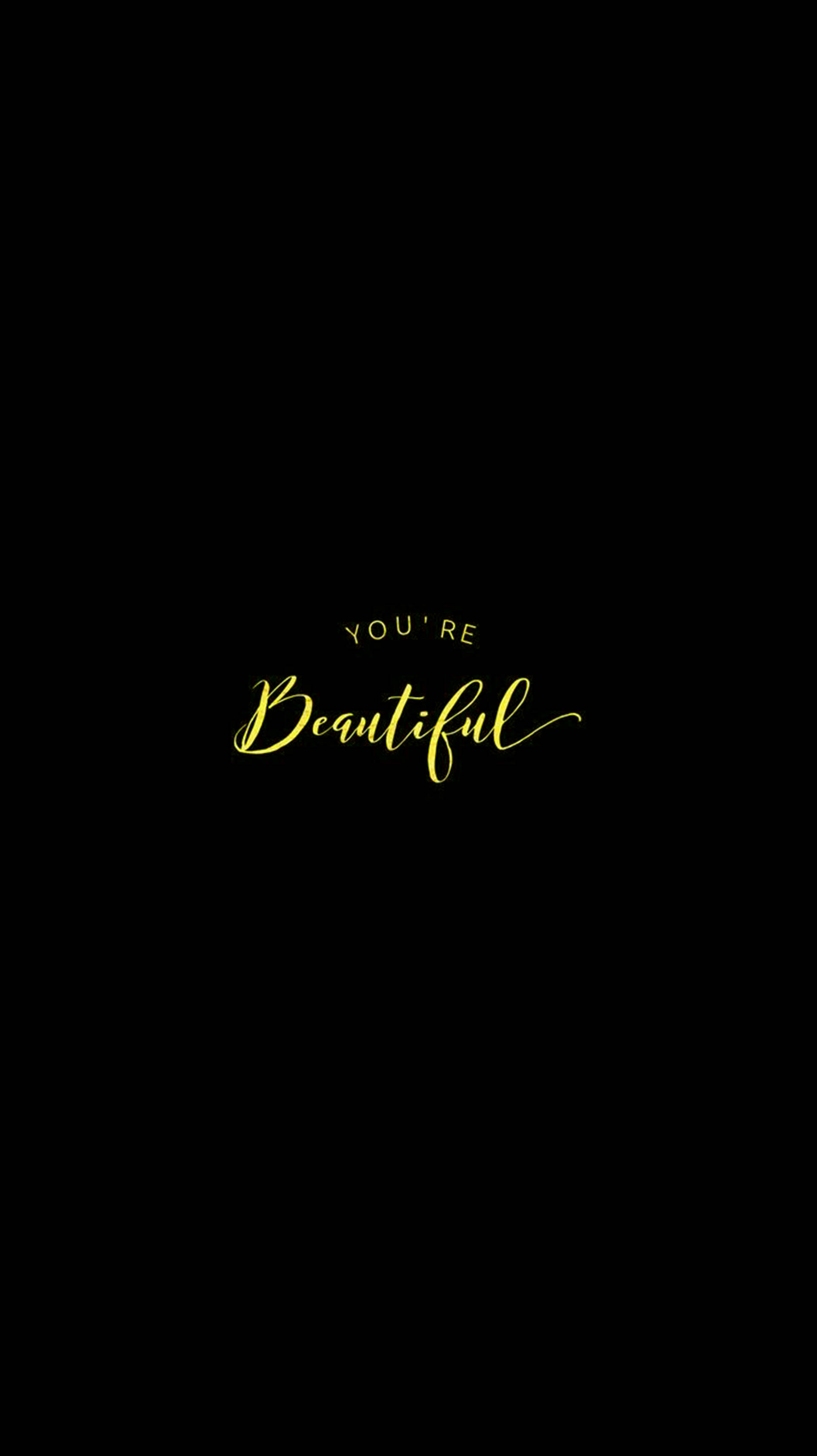 You Are Beautiful 桌布 壁紙 — 金色草書文字顯示你很美麗，居中在純黑色背景上。